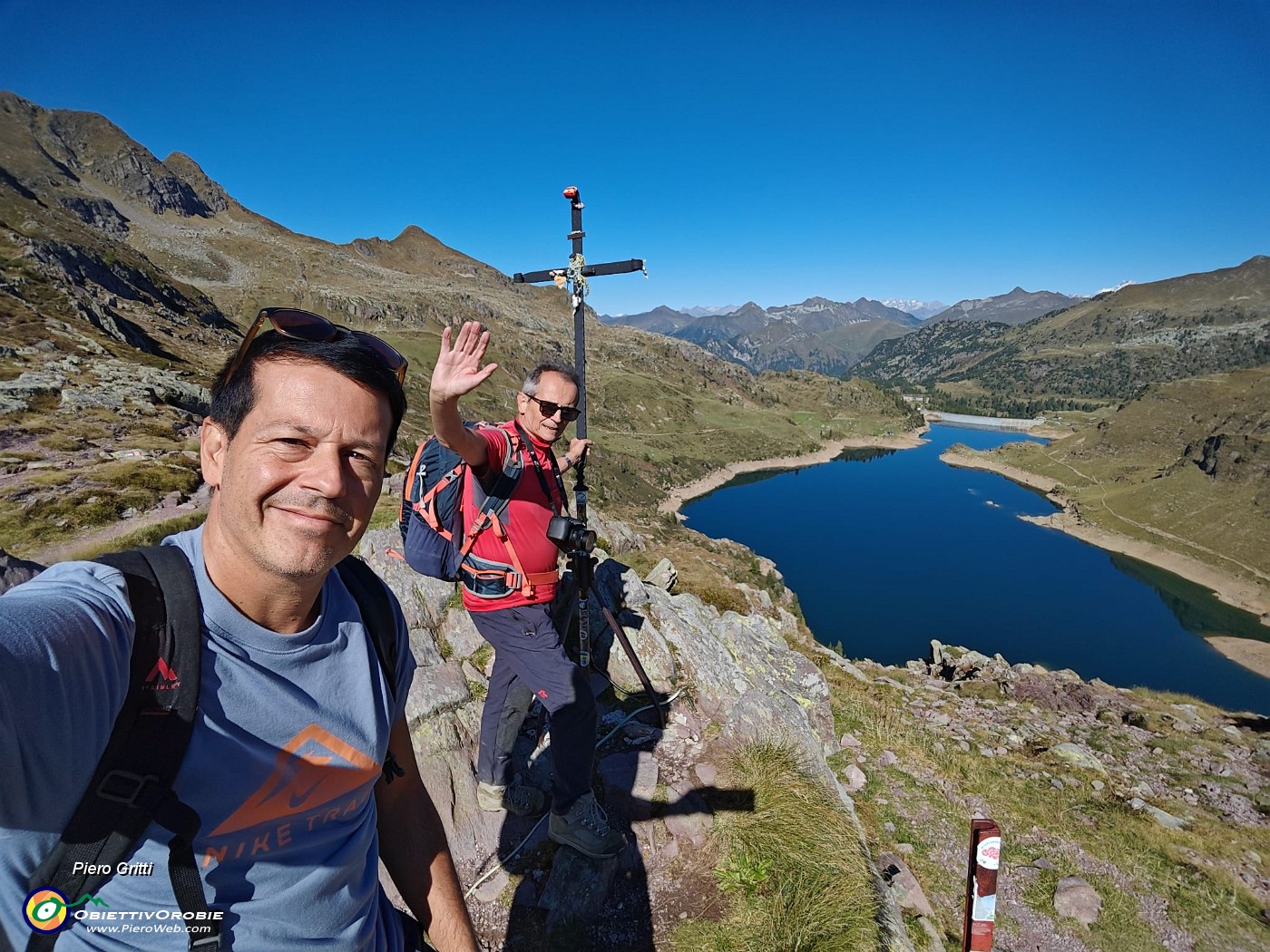 15 Dal Passo dei Laghi Gemelli (1131 m) spettacolo sui laghi.jpg